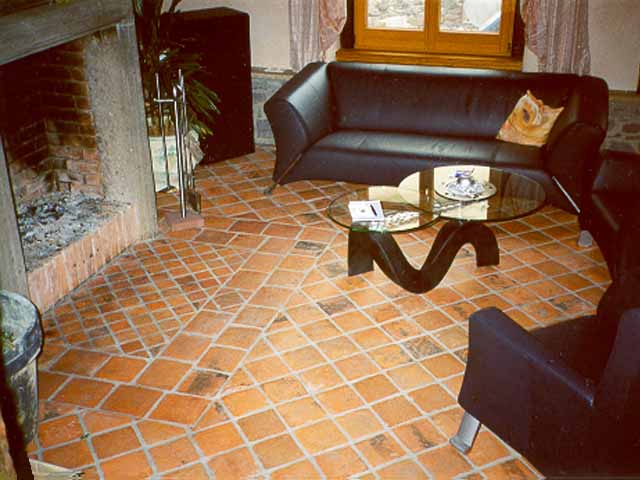 Fliesen-Föller: Rustikale Tonplattenverlegung in einem Kaminzimmer